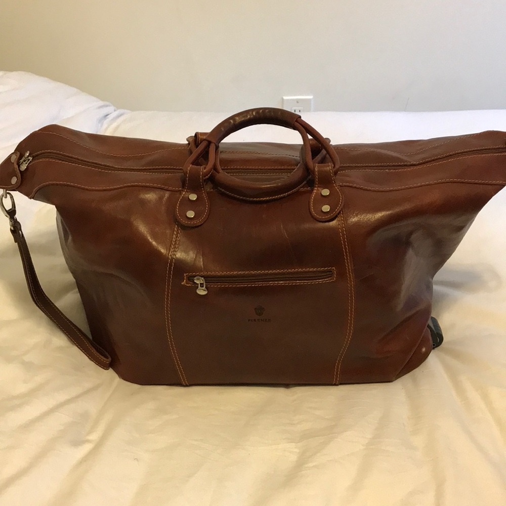 Genuine cowhide leather made in Italy weekend bag.